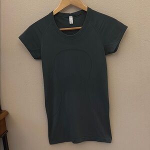 lululemon Swiftly Tech Short Sleeve Shirt Hip Length Dark Green Size 6